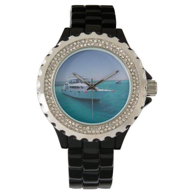 Schneeweiße Yacht in der Nähe der weißen Insel im  Armbanduhr (Vorderseite)