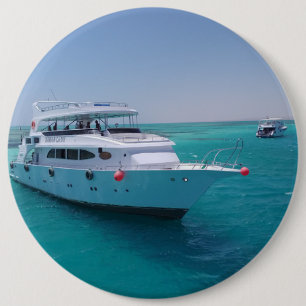 Schneeweiße Yacht in der Nähe der weißen Insel im Button