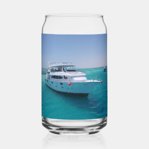 Schneeweiße Yacht in der Nähe der Weißen Insel im  Dosenglas