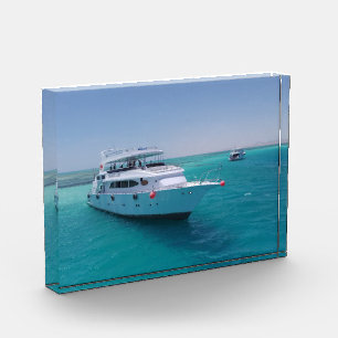 Schneeweiße Yacht in der Nähe der weißen Insel im Fotoblock