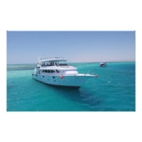 Schneeweiße Yacht in der Nähe der weißen Insel im 