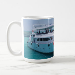 Schneeweiße Yacht in der Nähe der weißen Insel im  Kaffeetasse