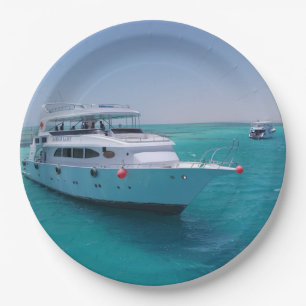 Schneeweiße Yacht in der Nähe der weißen Insel im Pappteller