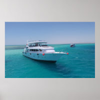 Schneeweiße Yacht in der Nähe der weißen Insel im