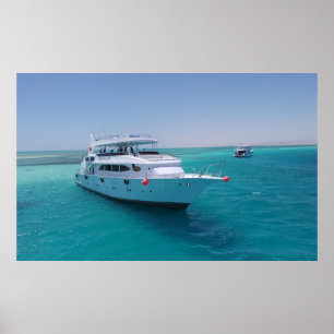 Schneeweiße Yacht in der Nähe der weißen Insel im  Poster