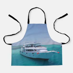 Schneeweiße Yacht in der Nähe der weißen Insel im Schürze