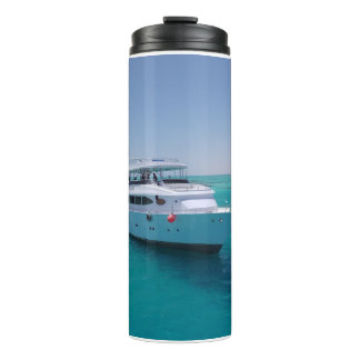Schneeweiße Yacht in der Nähe der weißen Insel im Thermosbecher