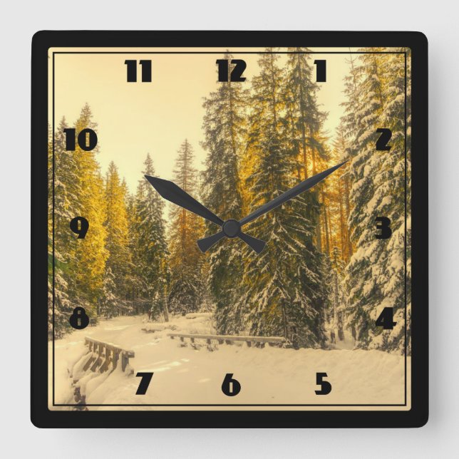 Schneewinterweg mit Pinienbäumen Quadratische Wanduhr (Vorderseite)