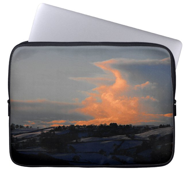 Schneewolken über Newtown, Powys Laptopschutzhülle (Vorderseite)