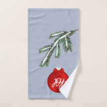 Schneezweig und Handtuch mit roten Ornamenten