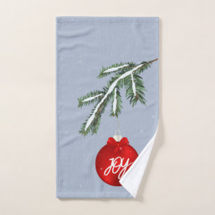 Schneezweig und Handtuch mit roten Ornamenten