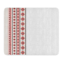 Schneiden mit ukrainischem Schmuck.