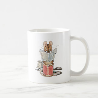 Schneider-Maus auf Spule des Fadens Kaffeetasse