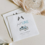 Schnell ein Retro Auto auf blau fahren Serviette<br><div class="desc">Zoomen Sie mit unseren Papierservietten in die schnelle Stilspur in Ihrem Rennsport-Party. Diese Servietten mit einem ansprechenden Retro-Rennwagen-Design vereinen spielerischen Charme mit einem Hauch Vintagen Flairs. Sie sind die perfekte Ergänzung,  um jedes Racing-Event zu realisieren!</div>