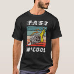 Schnelle und coole Turbo-Schnecke, schnell und coo T-Shirt<br><div class="desc">Die niedliche Schnecke mit einem Turbolader und das Zitat "Fast n' cool". Gut für Jung und Alt.</div>