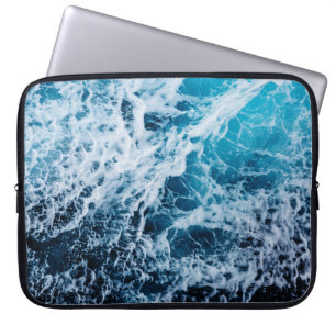 Schnelles Meer beim Segeln des Schiffes. Dramatisc Laptopschutzhülle