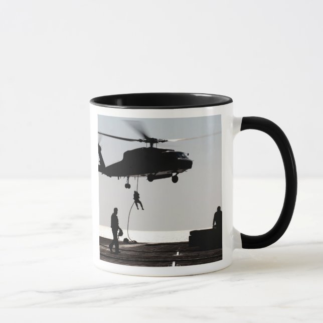 Schnelles Seil des Personals aus einem SH-60F Tasse (Rechts)