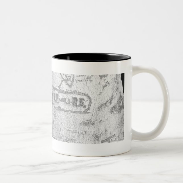 Schnitzen auf Birkenbaumstamm B&W Zweifarbige Tasse (Rechts)