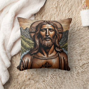 Schnitzereien aus Holz, die von Jesus inmitten der Kissen