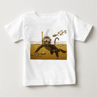 Schnorchel-Affe mit goldenem mechanischem Fisch in Baby T-shirt