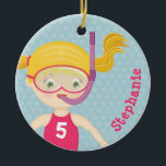 Schnorcheln Girl Beach Party Keramik Ornament<br><div class="desc">Schnorcheln Girl Beach Party Tauchen Sie in den Sommer mit diesem Spaß unter dem Thema Schnorcheln. Perfektes Design für das Party- oder Strandschwimmbecken der Kinder. Versammelt eure Freunde mit diesem niedlichen Ozeandesign. Karo die passende Schreibwaren, Geschenke und Leckereien.</div>