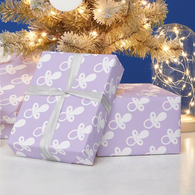 Schnuller für Neugeborene und Kinderdusche auf dem Geschenkpapier (Feiertage)