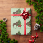Schokolade Brown Labrador Retriever Christmas Tree Geschenkpapier<br><div class="desc">Desteis originelle Cartoon-Illustration einer niedlichen schokoladenbraunen Farbe Labrador Retriever Zuchthund. Der Hund wird von einem festlichen Weihnachtsbaum stehend, der mit roten und gelben Ornamenten verziert ist, einer Perlgarage und einem gelben Stern, der auf dem Baumgipfel steht. Es gibt auch zwei umhüllte Geschenke vom Baum und es gibt einen personalisierbaren Textbereich,...</div>