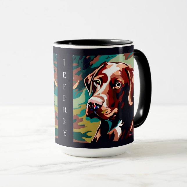 Schokolade Labrador Dog auf Camouflage Monogramm Tasse (VorderseiteRechts)