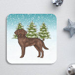 Schokolade Labrador Retriever Dog Blue Christmas Quadratischer Aufkleber<br><div class="desc">Desteis originelle Cartoon-Illustration eines niedlichen Schokoladenbraun Labrador Retriever Rasse Hund. Der Hund ist in einer Winterlandschaft mit drei grünen Tannenbäumen und fallendem Schnee untergebracht. Der Hintergrund ist ein blaues bis weißes Gefälle,  das das Design des kalten Wintertages verleiht.</div>