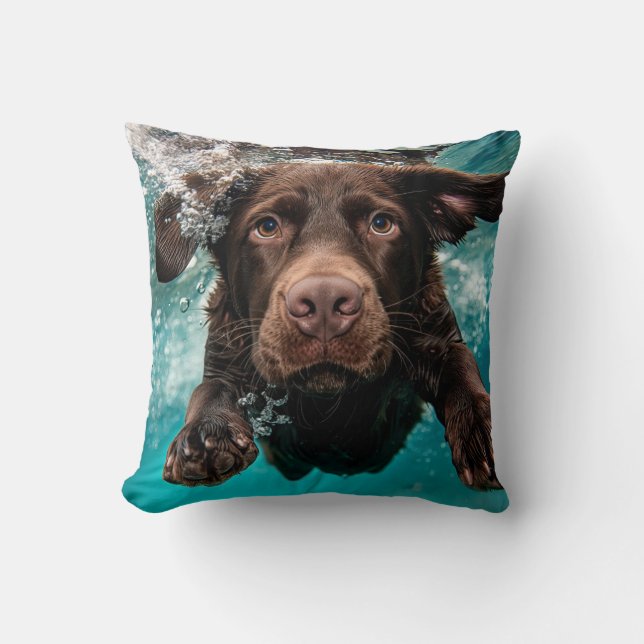 Schokolade Labrador Schwimmen unter Wasser Kissen (Vorderseite)