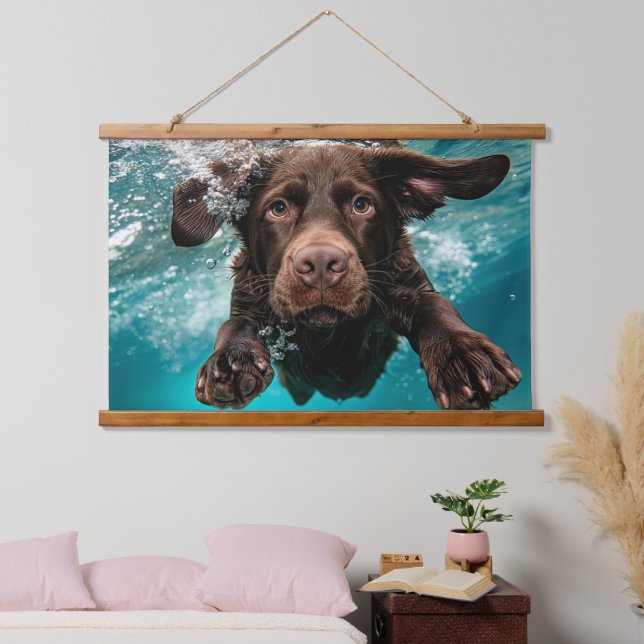 Schokolade Labrador Schwimmen unter Wasser Wandteppich Mit Holzrahmen (Schlafzimmer)