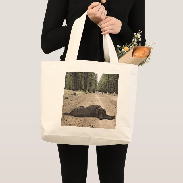 Schokolade Labrador Welpe auf einem Waldweg Jumbo Stoffbeutel (Vorderseite (Produkt))