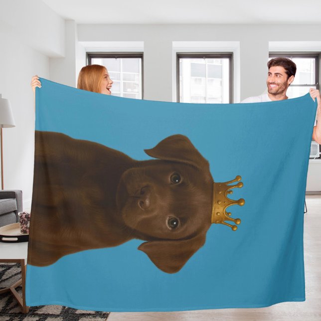Schokolade Labrador Welpe in Gold Crown Niedlich Fleecedecke (Chocolate Labrador Puppy in Gold Crown Cute Fleece Blanket by Ricaso. Choc lab pup dog on blue)