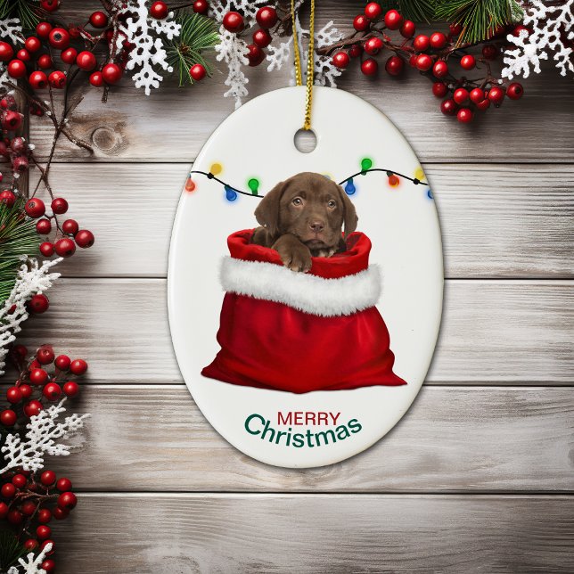 Schokolade Labrador Welpe in Holiday Gift Bag Keramik Ornament (Von Creator hochgeladen)