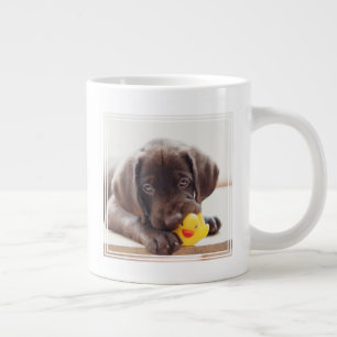 Schokolade-Labrador-Welpe mit Spielzeugente Jumbo-Tasse