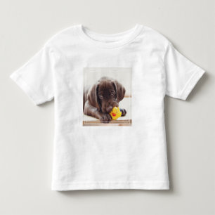 Schokolade-Labrador-Welpe mit Spielzeugente Kleinkind T-shirt