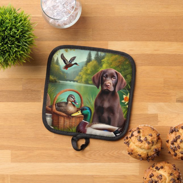 Schokolade Labrador Welppy am See mit Enten Topflappen (Oben Unten)