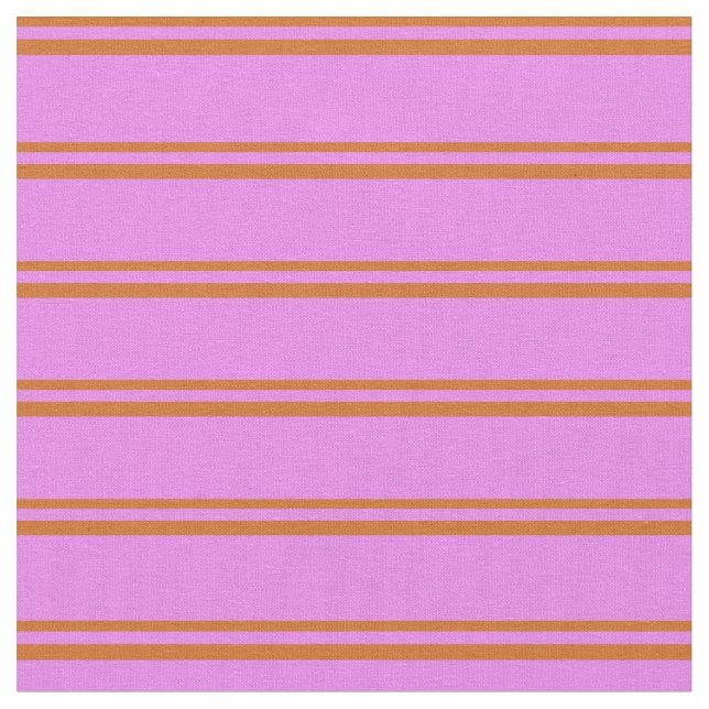 Schokolade und violette farbige Linien Stoff (Nahaufnahme)