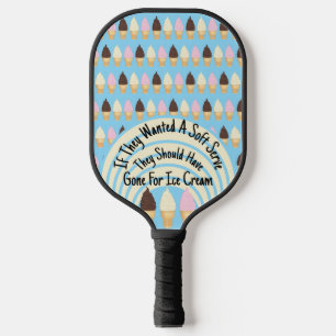 Schokoladen-Erdbeeren-Vanille Soft-Serve-Eistüten Pickleball Schläger