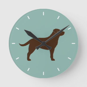 Schokoladen-Labrador-Retriever-Silhouette Runde Wanduhr