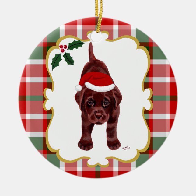 Schokoladen-Labrador-Welpe mit Weihnachtsmannmütze Keramikornament (Vorne)