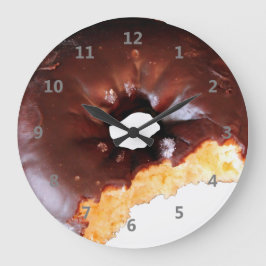 Schokoladen-mattierter gelber Kuchen-Krapfen mit Große Wanduhr
