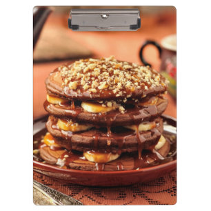 Schokoladen-Pfannkuchen mit Bananen und Karamell Klemmbrett