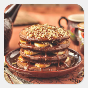 Schokoladen-Pfannkuchen mit Bananen und Karamell Quadratischer Aufkleber