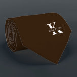 Schokoladenbraun: Monogramm   Name Krawatte<br><div class="desc">Eine elegante Krawatte mit einem fett-weißen Monogramm auf einem reichen Schokoladenbraun-Hintergrund. Zusätzlich zu diesem Monogramm sitzt Ihr Vor- oder Nachname in allen Hauptstädte. Wenn Sie einen mutigeren Blick auf den persönlichen Namen im großen Buchstaben bevorzugen, können Sie folgendes tun: Benutzen Sie die Funktion Anpassen/Bearbeiten und klicken Sie auf den Namen....</div>