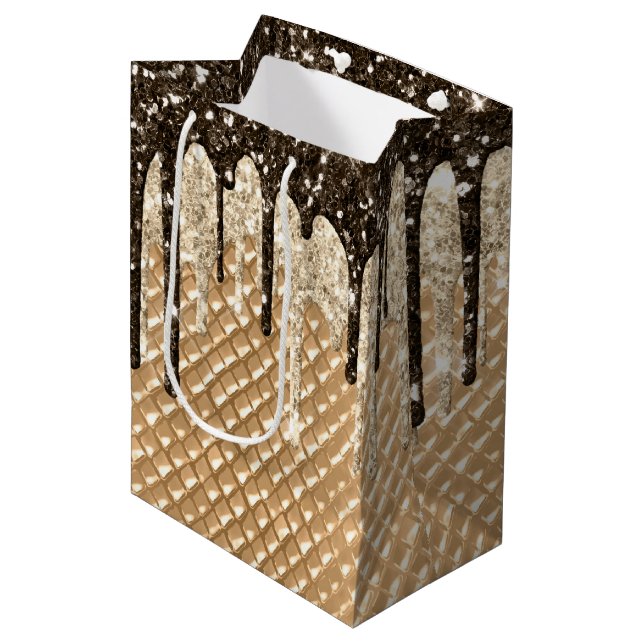 Schokoladeneis Creme Cone Glitzer Tropfen Mittlere Geschenktüte (Vorderseite Schrägansicht)