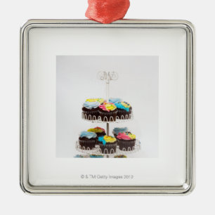 Schokoladenkleine kuchen auf einem Kuchenstand Ornament Aus Metall