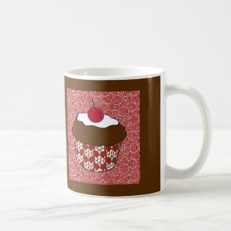 Schokoladenkuchen auf rotem und weißem Muster Kaffeetasse