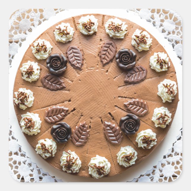 Schokoladenkuchen auf rustikalem Holzkuchen Quadratischer Aufkleber (Vorderseite)