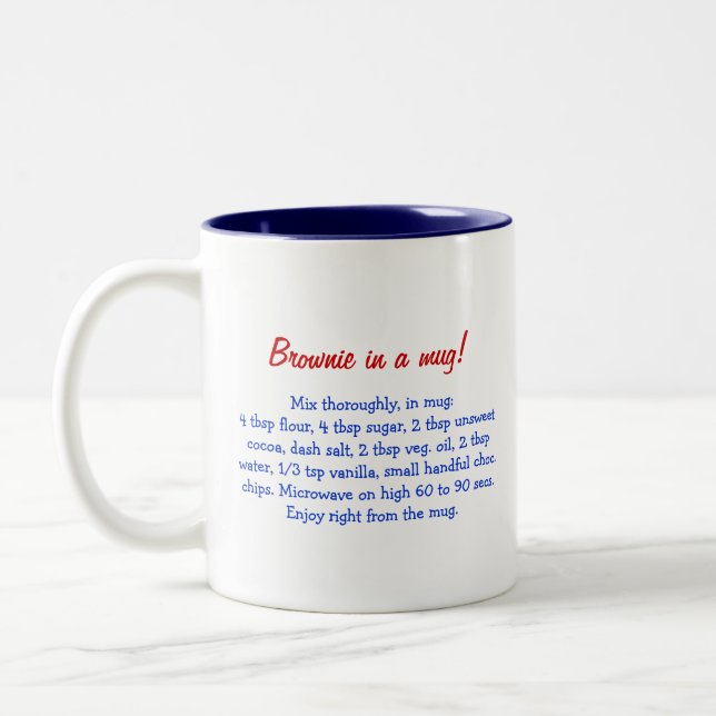 Schokoladenkuchen in einem personalisierten zweifarbige tasse (Links)